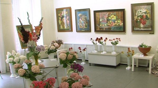 В Доме Озерова открылась выставка "Цветы июля"