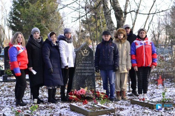 Луховицкие добровольцы возложили цветы к месту захоронения военнослужащих 