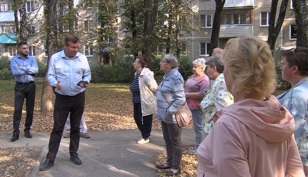 Жители домов на улице Макеева обсудили с главой округа детали предстоящего обновления дворов