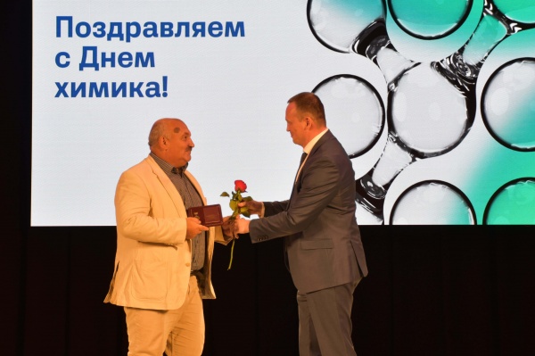 Сотруднику филиала «ВМУ» присвоено звание «Почётный химик»