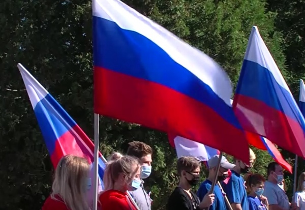 5 тысяч ленточек с российским триколором вручили коломенцам в День Государственного флага
