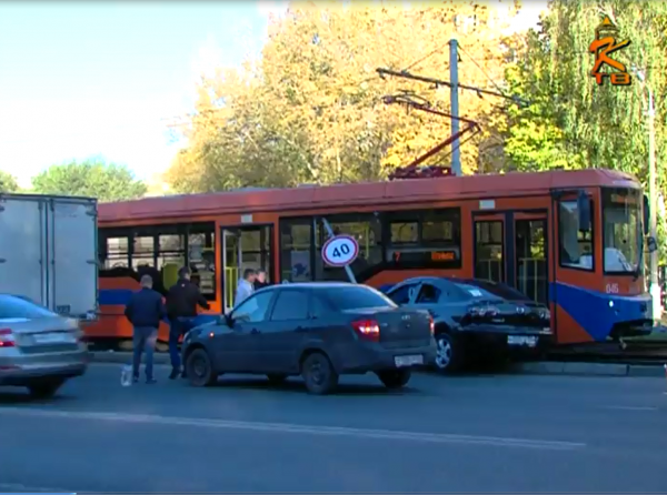 Дорожный знак пробил окно трамвая на проспекте Кирова