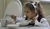 Школьникам из многодетных семей Подмосковья компенсируют питание по 60 рублей в день