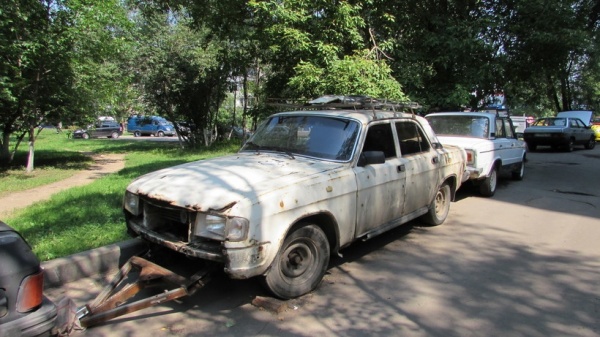 Брошенные автомобили портят вид подмосковных дворов