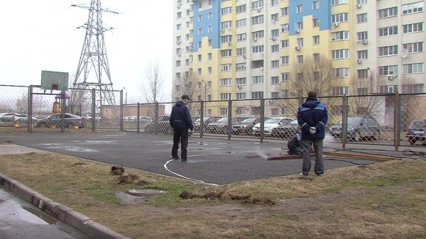 Во дворе дома №84 по проспекту Кирова сносят детскую площадку
