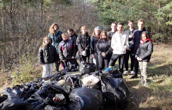 22 мешка мусора собрали в Белоомутском лесничестве