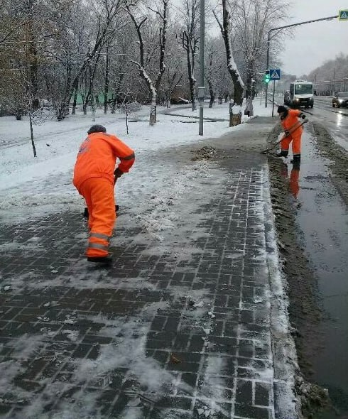 В Коломне рабочие очищают улицы от снега