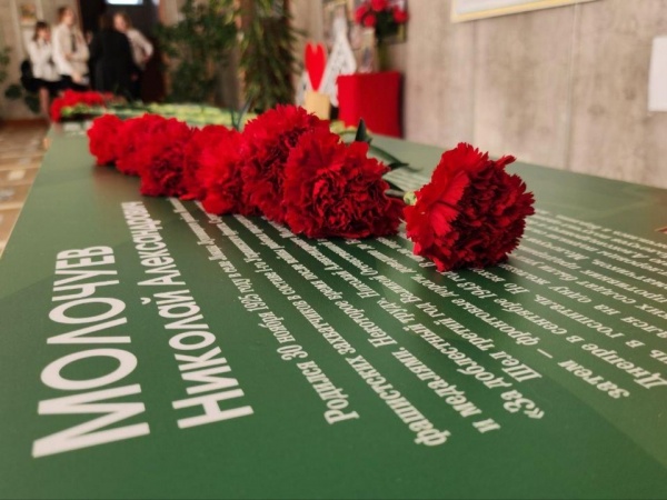 В Луховицах первыми за "Парту Героя" сели Дарья Келаськина и Данила Холин