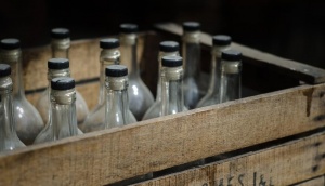В коровнике поселка Первомайский Коломенского района производили контрафактный алкоголь