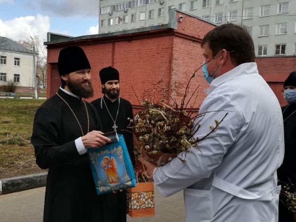 Епископ Петр передал медикам освященные веточки вербы