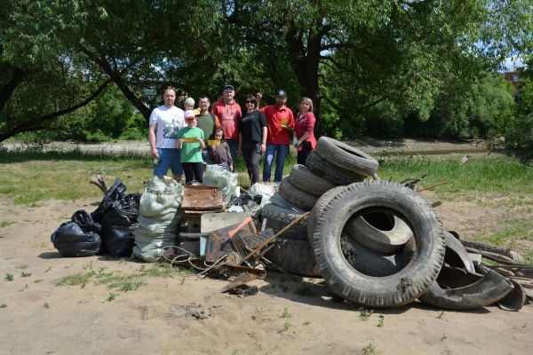 Более 35 мешков мусора собрали активисты в обмелевшем русле Коломенки