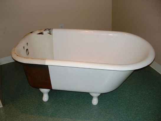 Основные повреждения покрытия чугунной ванны
