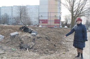 Строительный мусор во дворе дома №13 по бульвару 800-летия Коломны исчезнет только летом