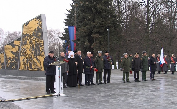 На входе в Мемориальный парк коломецев встречает новый монумент