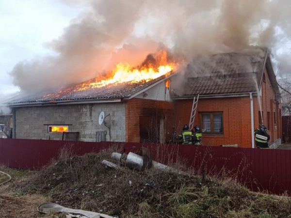 Луховицким пожарным с трудом удалось потушить возгорание в частном доме