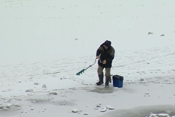 Речной лёд по-прежнему опасен, предупреждают спасатели
