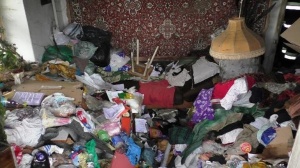 Соседи были в шоке: в квартире поселились клопы, мусор и зловоние