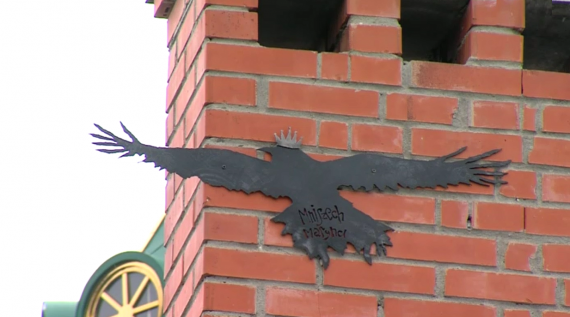 На трубе в Кремлевском дворике поселилась ворона