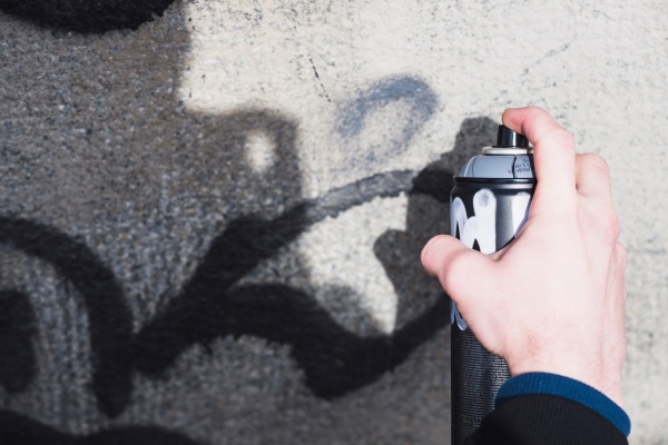 Около 20 граффити ежемесячно удаляют работники ДГХ