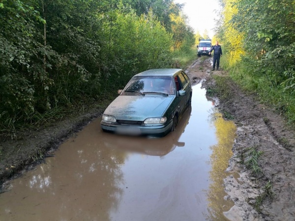 Машина с детьми застряла в грязи по дороге с Голубых озёр