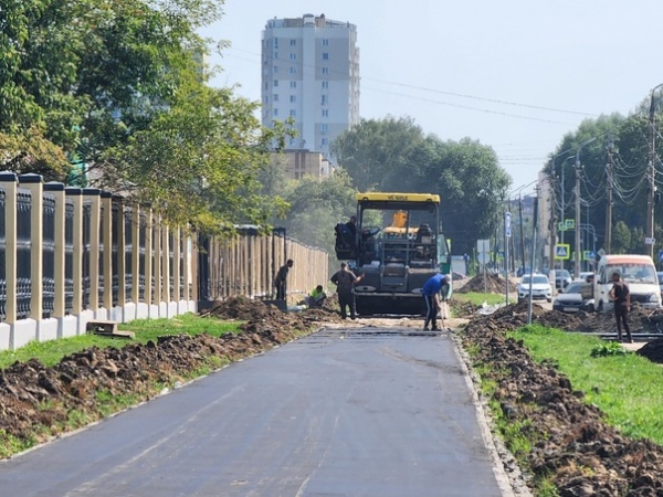 Вдоль стадиона "Авангард" обновляют тротуары