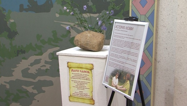 Легендарный оберег-камень представлен на выставке в Доме Озерова  