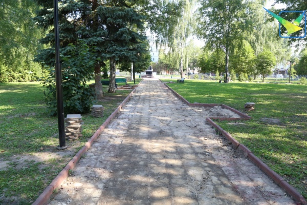 В луховицком парке меняют тротуарную плитку