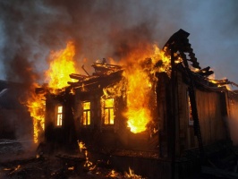 В Луховицах сгорел дом, а в Коломенском районе - постройка