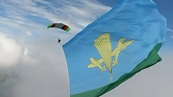 В небе над Коломной развернули флаг ВДВ