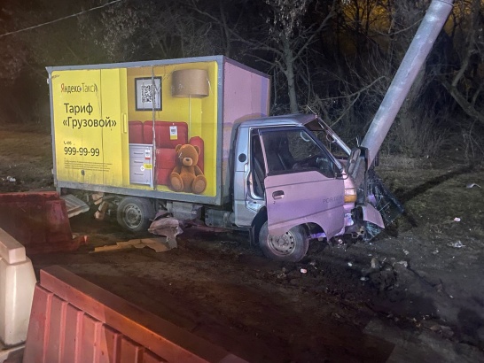 Водитель грузового такси врезался в столб под Луховицами