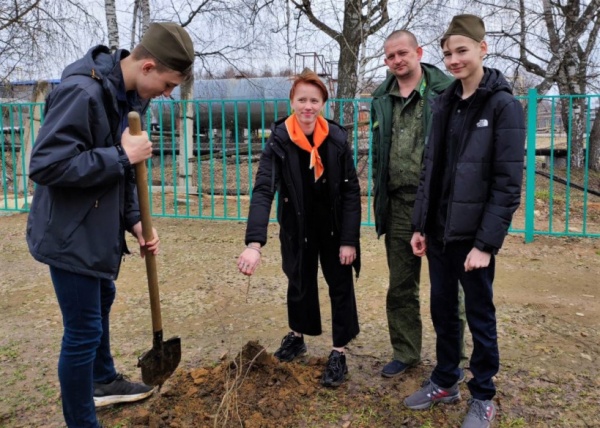 Егорьевские школьники и лесники высадили 10 саженцев дуба