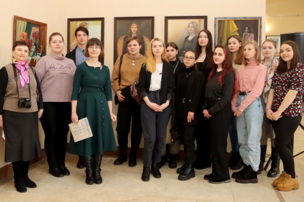 В Доме Озерова открылась выставка работ выпускников ГСГУ