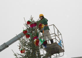 ДГХ завершает установку новогодних елей во дворах