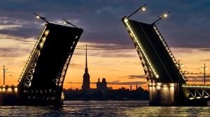 Дворцовый мост в Санкт-Петербурге отмечает столетний юбилей