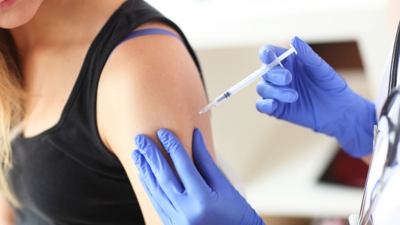 Российская вакцина от коронавируса поступит в оборот с 1 января 2021 года