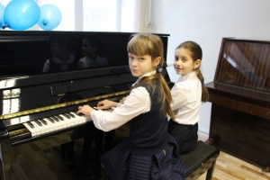 Коломенские школы искусств получили 7 новых пианино