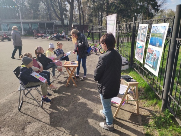 Лекторий "PROмузей детям" проходит в парке Мира каждый вторник