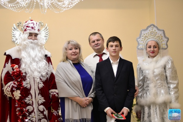 Дед Мороз и Снегурочка пришли на вручение паспортов в Луховицах