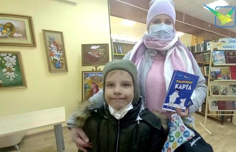 Жителям Донбасса вручили подарочные сертификаты