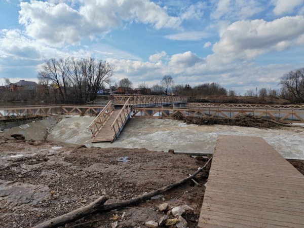 В Зарайске приступили к ремонту обрушенных смотровых площадок плотины