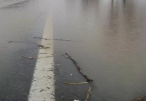В Луховицах затопило дорогу к Слемским Боркам