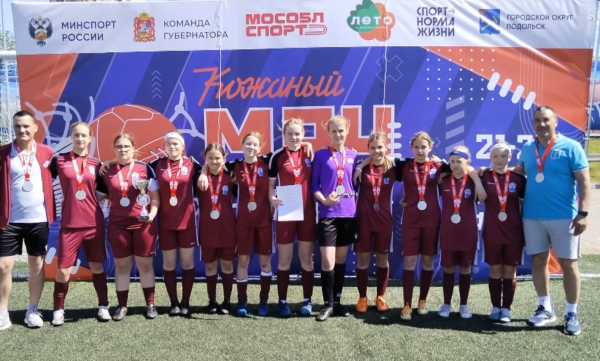Коломенские футболистки вернулись домой с медалями