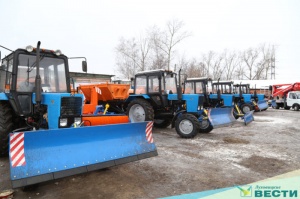 Снег и новые тракторы прибыли в Луховицы одновременно