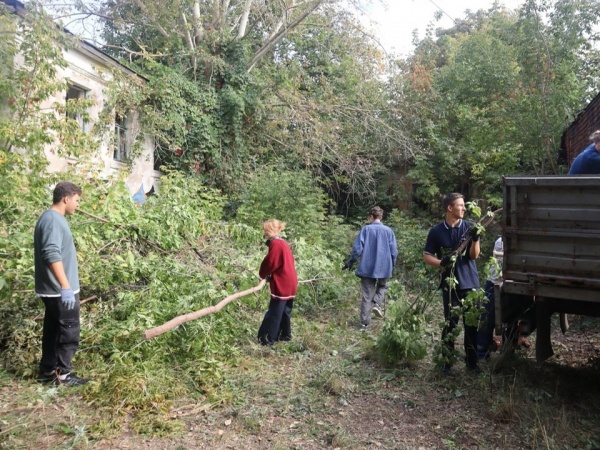 Волонтёры расчистили территорию старинной усадьбы Гаврюхина