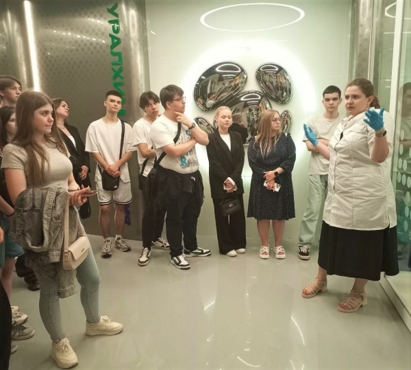 «ВМУ» организовал экскурсию для студентов и старшеклассников в «Уралхим Инновация»
