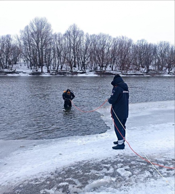 Коломенские спасатели провели тренировочные спуски в воду на Москве-реке