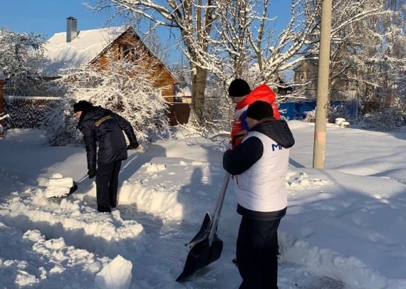 Егорьевские волонтёры почистили двор пенсионерке