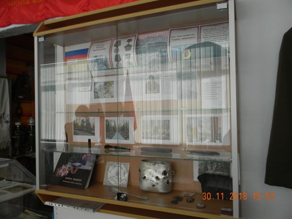 Поисковый отряд "Суворов" передал вещи бойцов в школьный музей