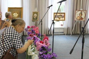 Цветы июля расцвели в Доме Озерова