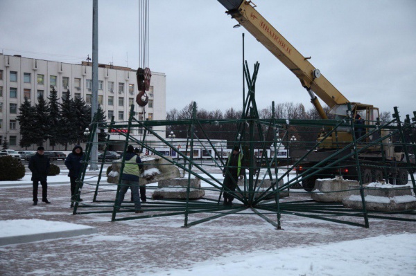 На площади Советской начали устанавливать елку